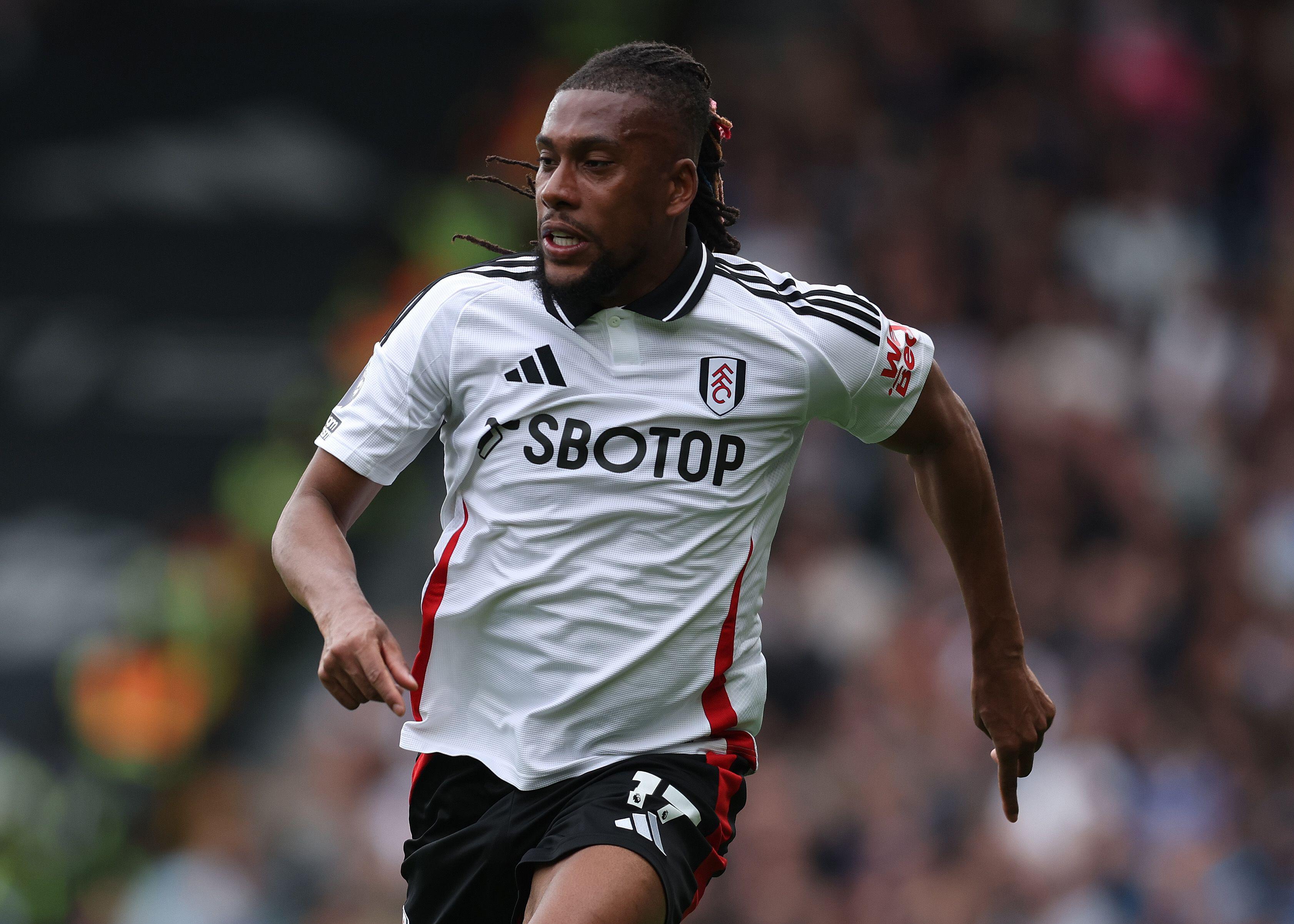 Alex Iwobi playing for Fulham against Chelsea, April 2025.