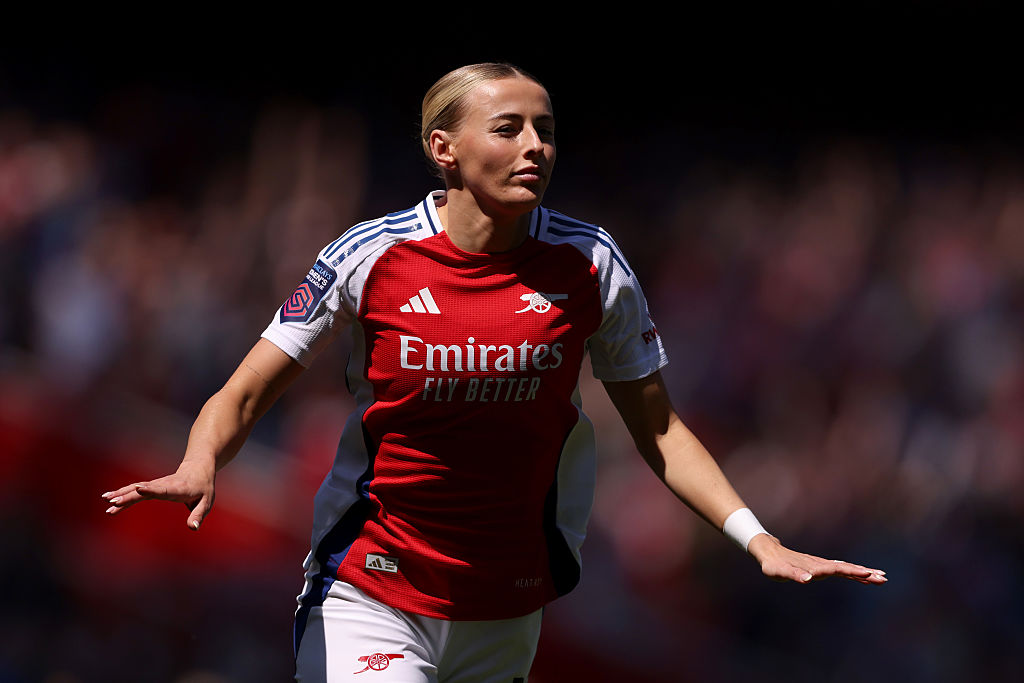 Chloe Kelly of Arsenal celebrates scoring her team's first goal during the Barclays Women's Super League match between Arsenal FC and Manchester United FC at Emirates Stadium on May 10, 2025 in London, England.