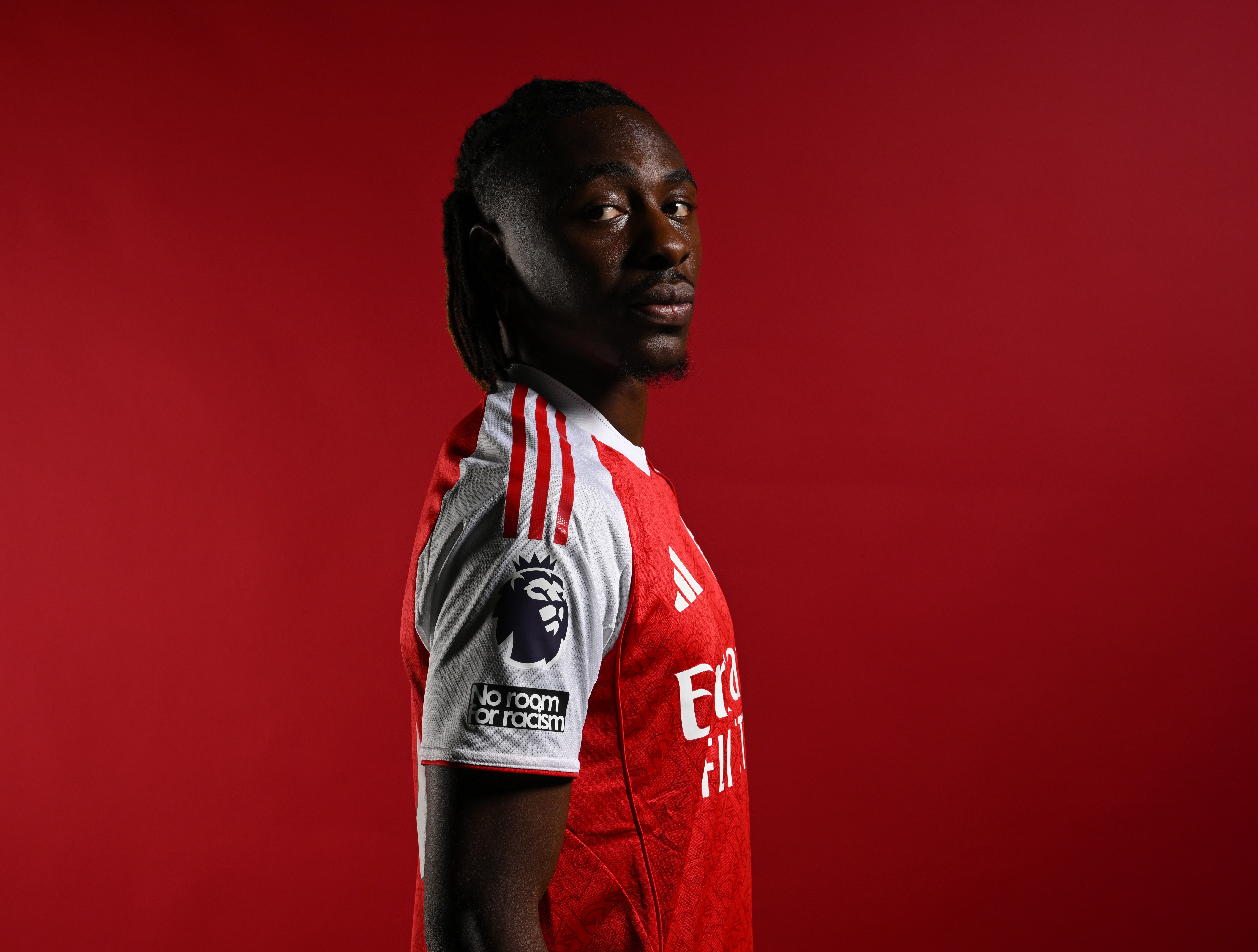 LONDON COLNEY, ENGLAND - AUGUST 23: Eberechi Eze signs for Arsenal at Sobha Realty Training Centre on August 23, 2025 in London Colney, England. (Photo by David Price/Arsenal FC via Getty Images)