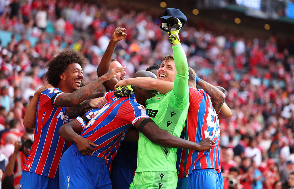 Dean Henderson of Crystal Palace celebrates with teammates winning the penalty shootout during the 2025 FA Community Shield match between Crystal Palace and Liverpool at Wembley Stadium on August 10, 2025 in London, England