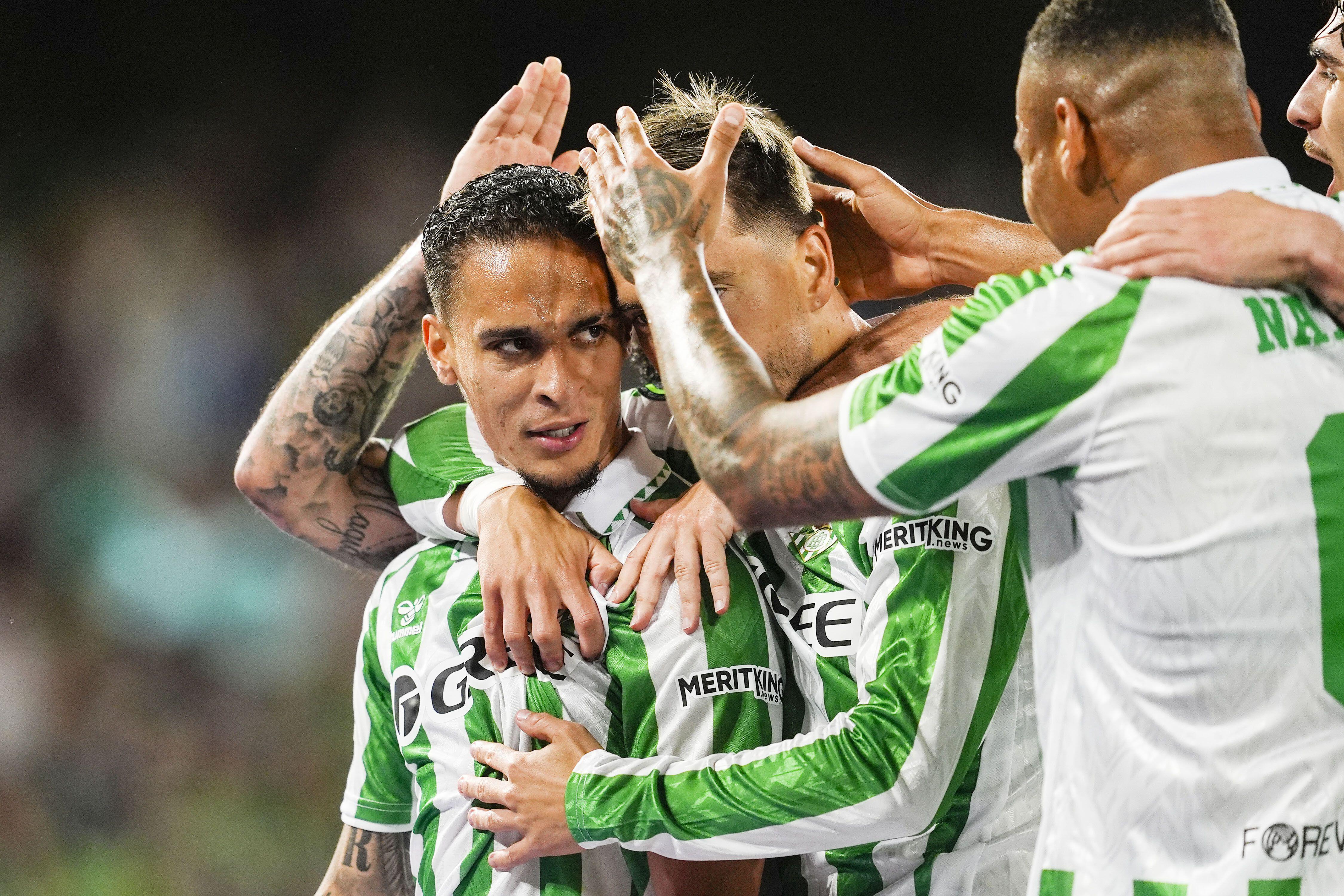 Antony celebrates with his teammates after scoring for Real Betis against Fiorentina in the Conference League semi-finals, May 2025.