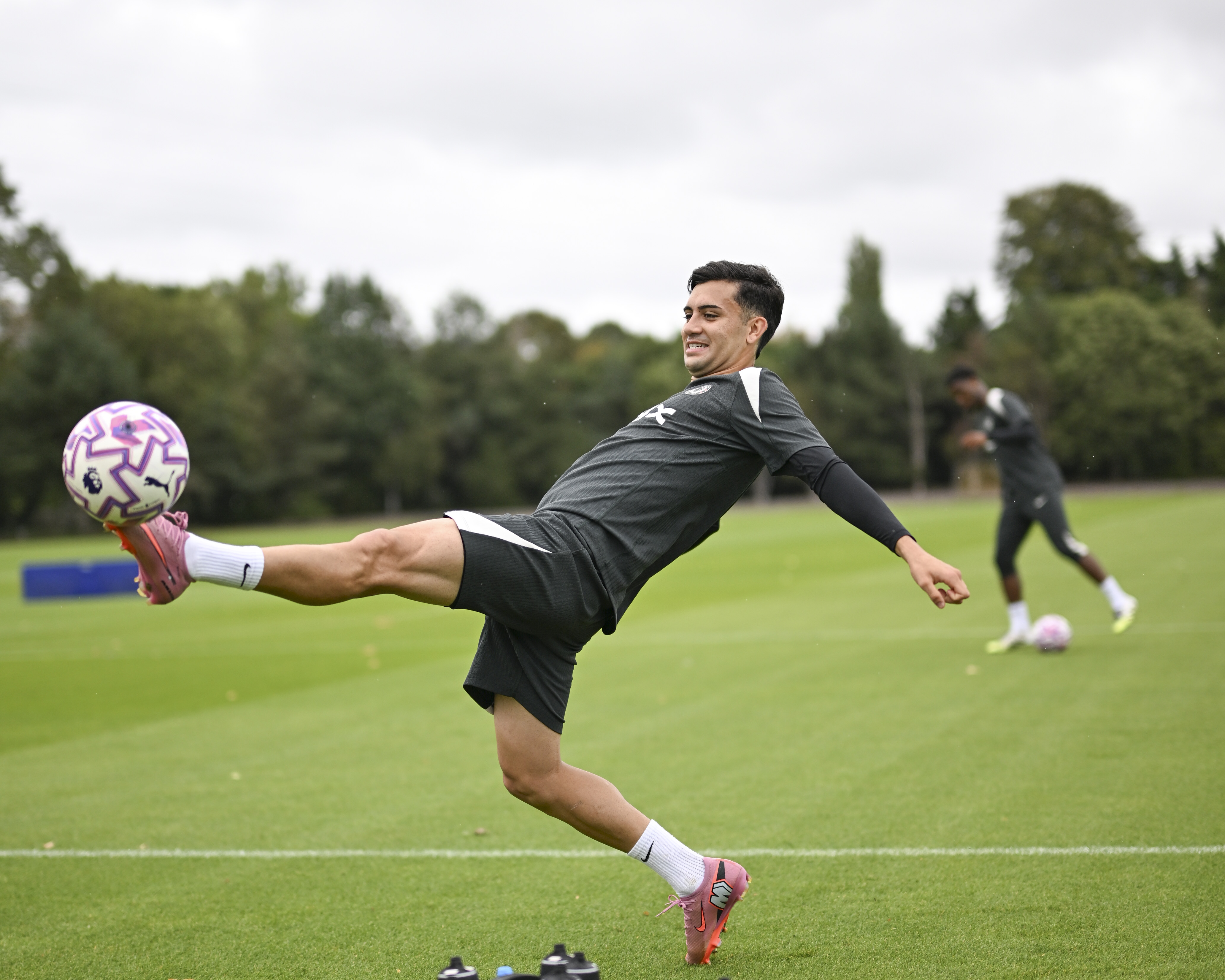 Facundo Buonanotte in action during his first training session at Chelsea