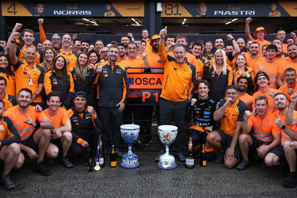 Lando Norris, McLaren, Oscar Piastri, McLaren, Andrea Stella, McLaren, Zak Brown, McLaren