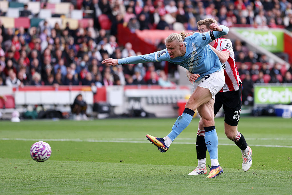 BRENTFORD, ENGLAND - OCTOBER 05: Erling Haaland of Manchester City scores his team's first goal during the Premier League match between Brentford and Manchester City at Gtech Community Stadium on October 05, 2025 in Brentford, England. (Photo by Justin Setterfield/Getty Images)