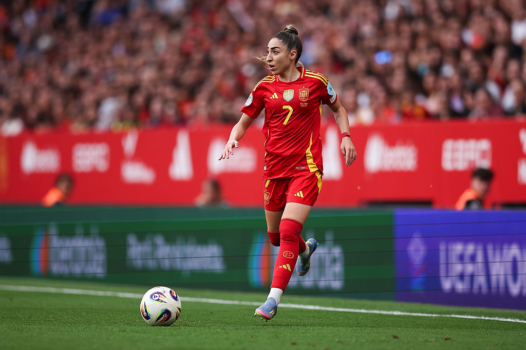 Olga Carmona of Spain run with the ball during the UEFA Women's Nations League 2024/25 Grp A3 MD6 match between Spain and England at RCDE Stadium on June 03, 2025 in Barcelona, Spain.