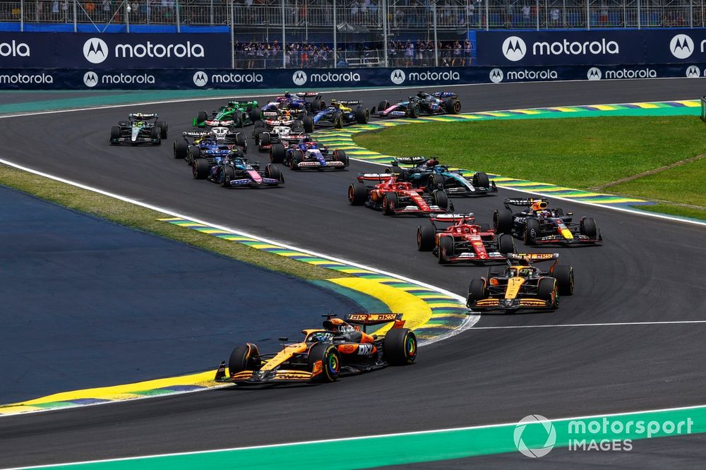 Oscar Piastri, McLaren MCL38, Lando Norris, McLaren MCL38, Charles Leclerc, Ferrari SF-24, Max Verstappen, Red Bull Racing RB20, the rest of the field on the opening lap