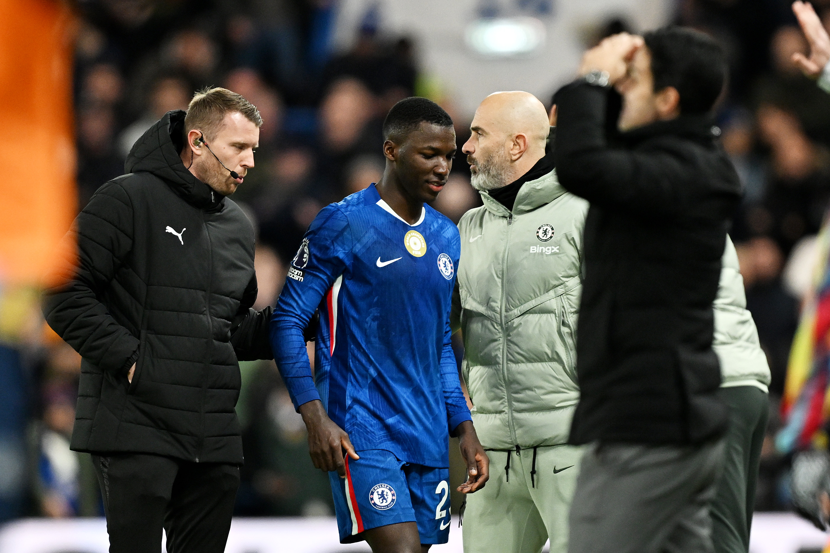 LONDON, ENGLAND - NOVEMBER 30: Moises Caicedo of Chelsea is greeted by his manager Enzo Maresca, as he walks off the pitch after being shown a red card for a serious foul play on Mikel Merino of Arsenal (not pictured) during the Premier League match between Chelsea and Arsenal at Stamford Bridge on November 30, 2025 in London, England. (Photo by Darren Walsh/Chelsea FC via Getty Images)