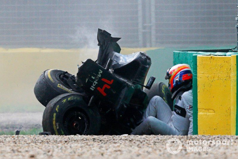 Fernando Alonso, McLaren MP4-31, crash