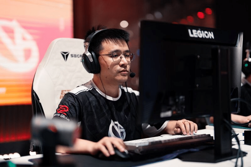 Picture of Vici Gaming Dota 2 player y' at the Esports World Cup.