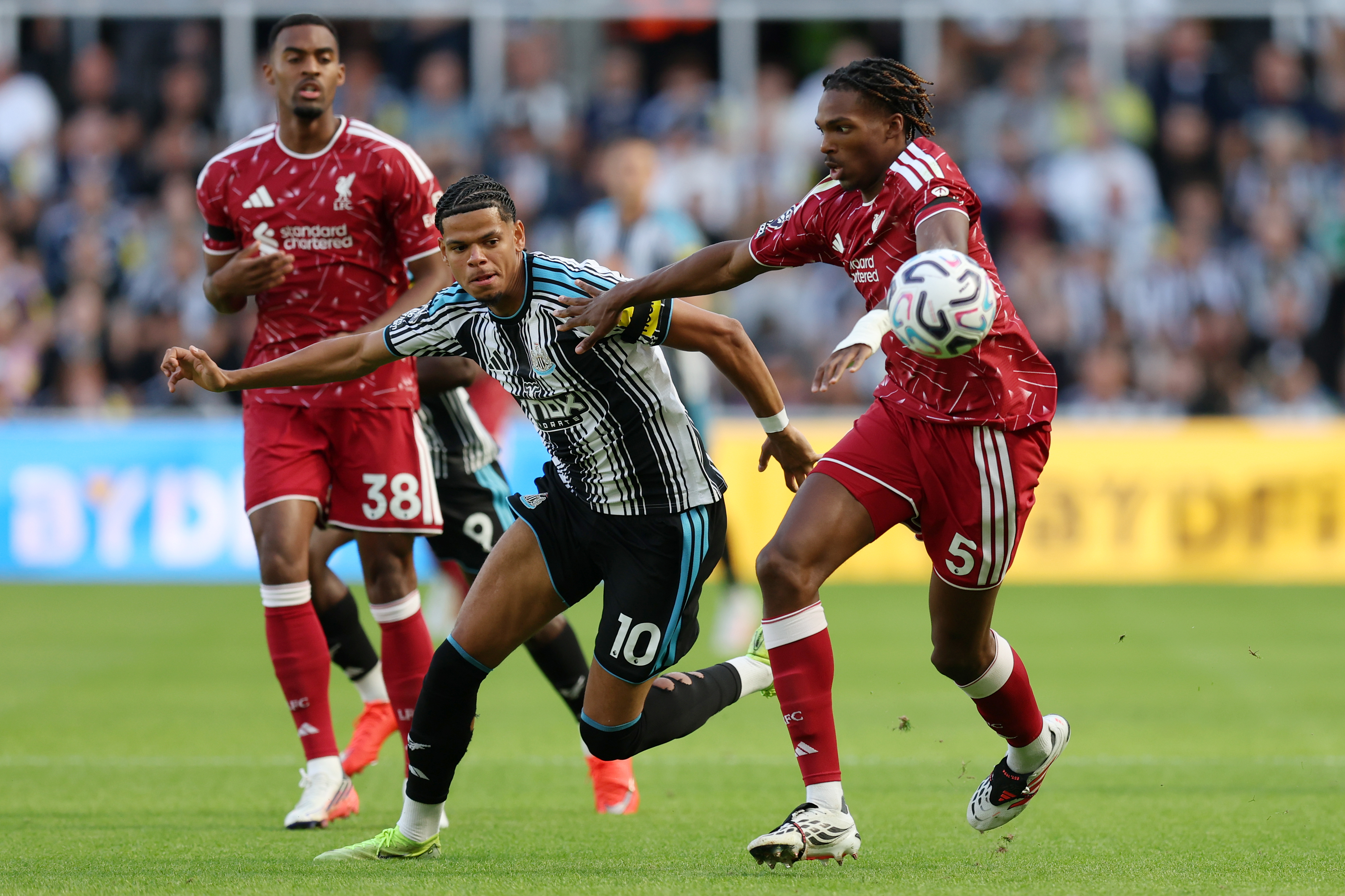 NEWCASTLE UPON TYNE, ENGLAND - AUGUST 23: William Osula of Newcastle United is challenged by Jeremy Jacquet of Liverpool during the Premier League 2026/27 match between Newcastle United and Liverpool FC at St James' Park on August 23, 2026 in Newcastle upon Tyne, England. (Photo by George Wood/Getty Images)