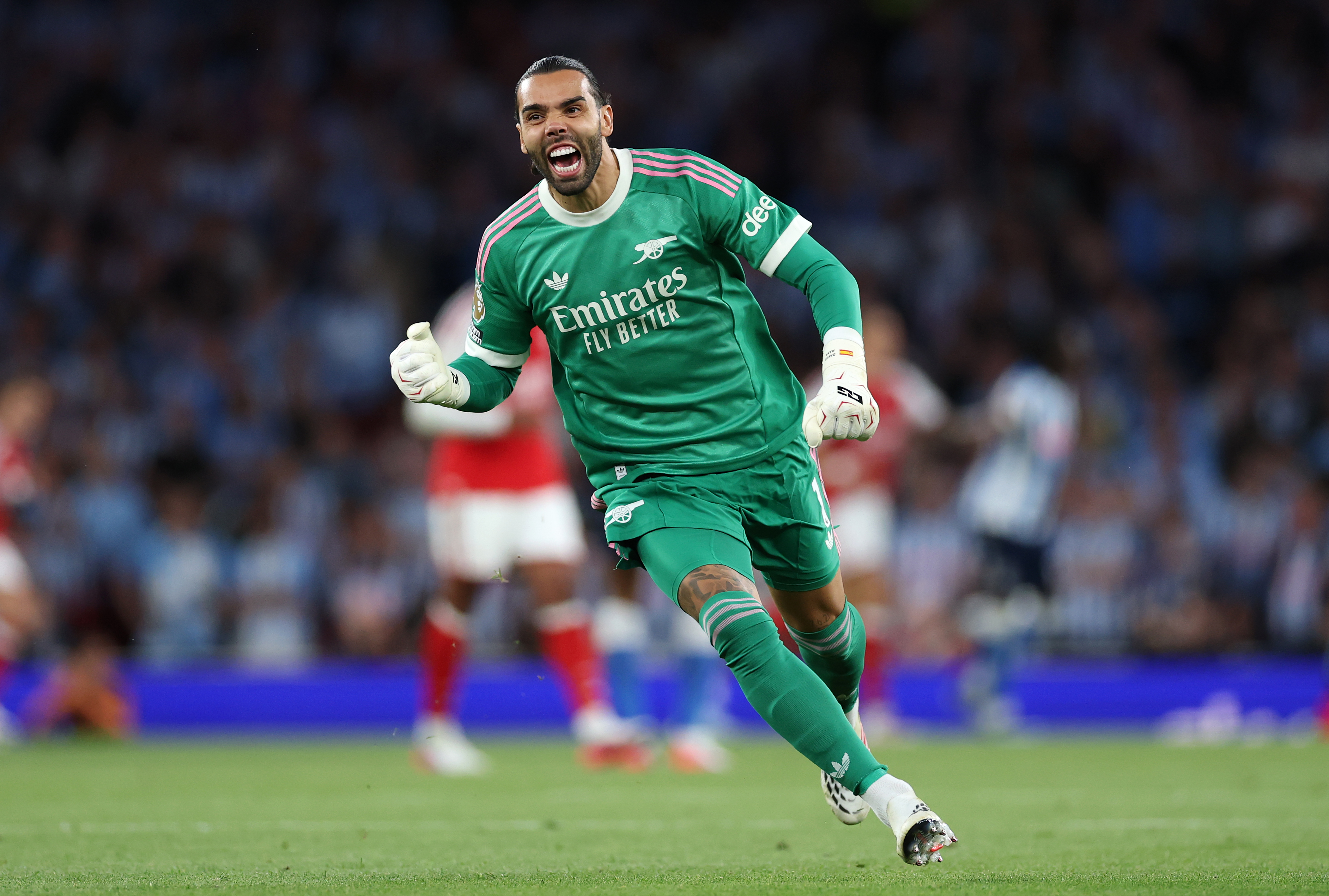 Arsenal goalkeeper David Raya celebrates on the pitch