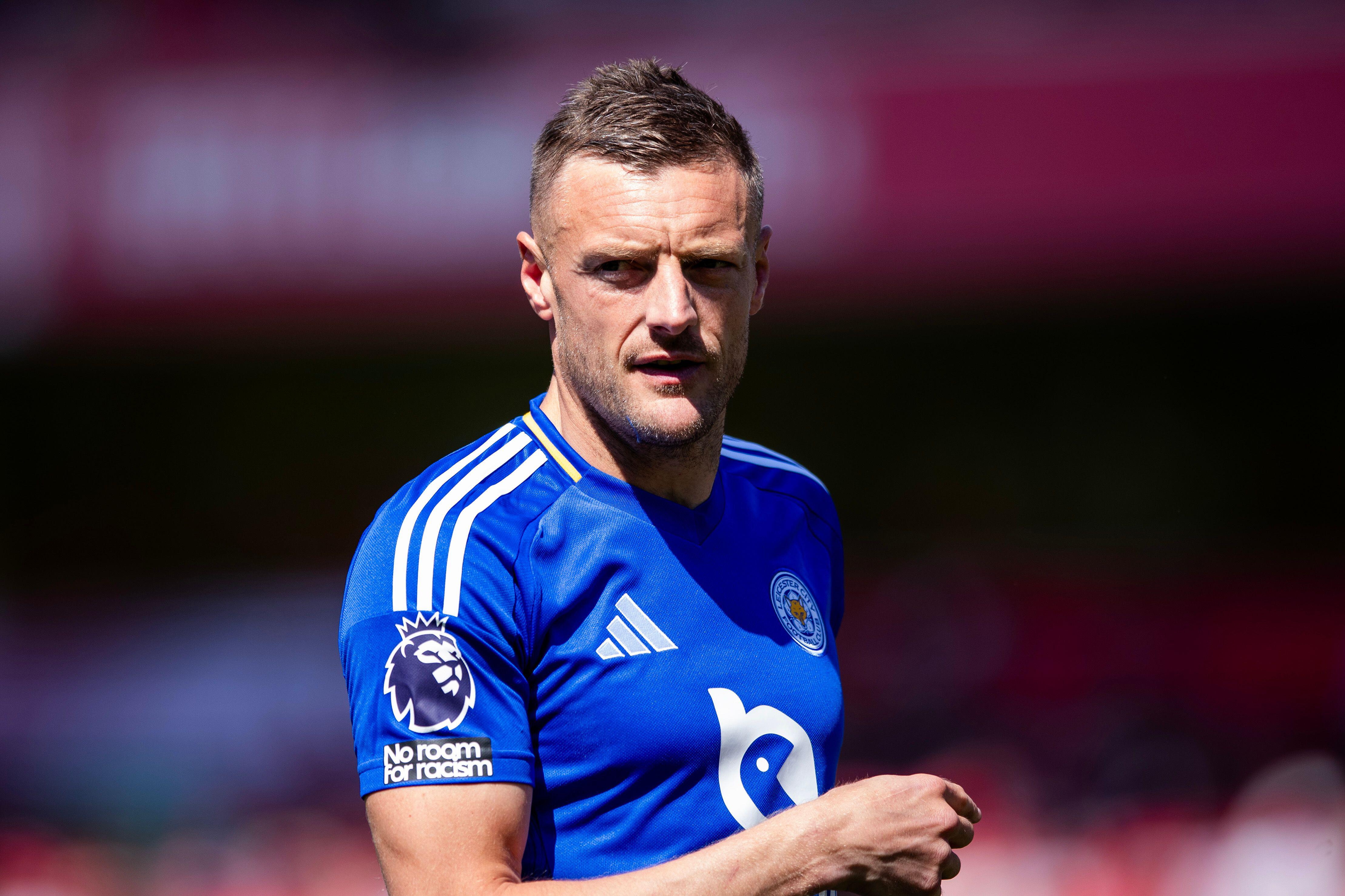 Jamie Vardy walking in a Leicester shirt.