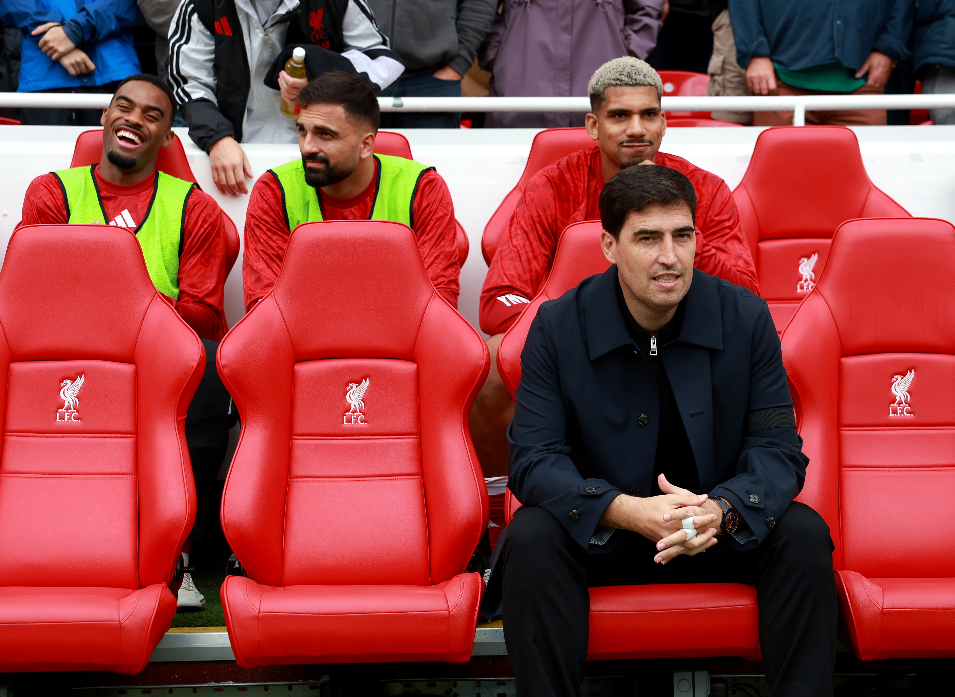 Andoni Iraola sat in the dugout seats, with Gravenberch, Mamardashvili and Araujo behind him.